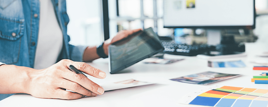 Marketing expert utilizing B2B brand awareness tactics